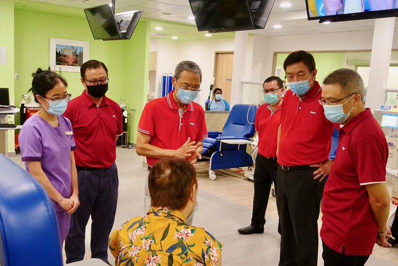 The National Kidney Foundation (NKF) opened a new dialysis centre on 23 November 2020, supported by a $2 million donation from Keppel Corporation. The dialysis centre is co-located within Yishun Community Hospital and adjacent to Khoo Teck Puat Hospital, making it the first in Singapore to be integrated within a hospital compound. Dr Lee Boon Yang, Chairman of Keppel Corporation (third from left); Mr Arthur Lang, Chairman of NKF (second from left); Mr Loh Chin Hua, CEO of Keppel Corporation (second from right); and Mr Tim Oei, CEO of NKF (right) visited the centre to commemorate its opening, and interacted with patients, whilst adhering to safe distancing protocols.